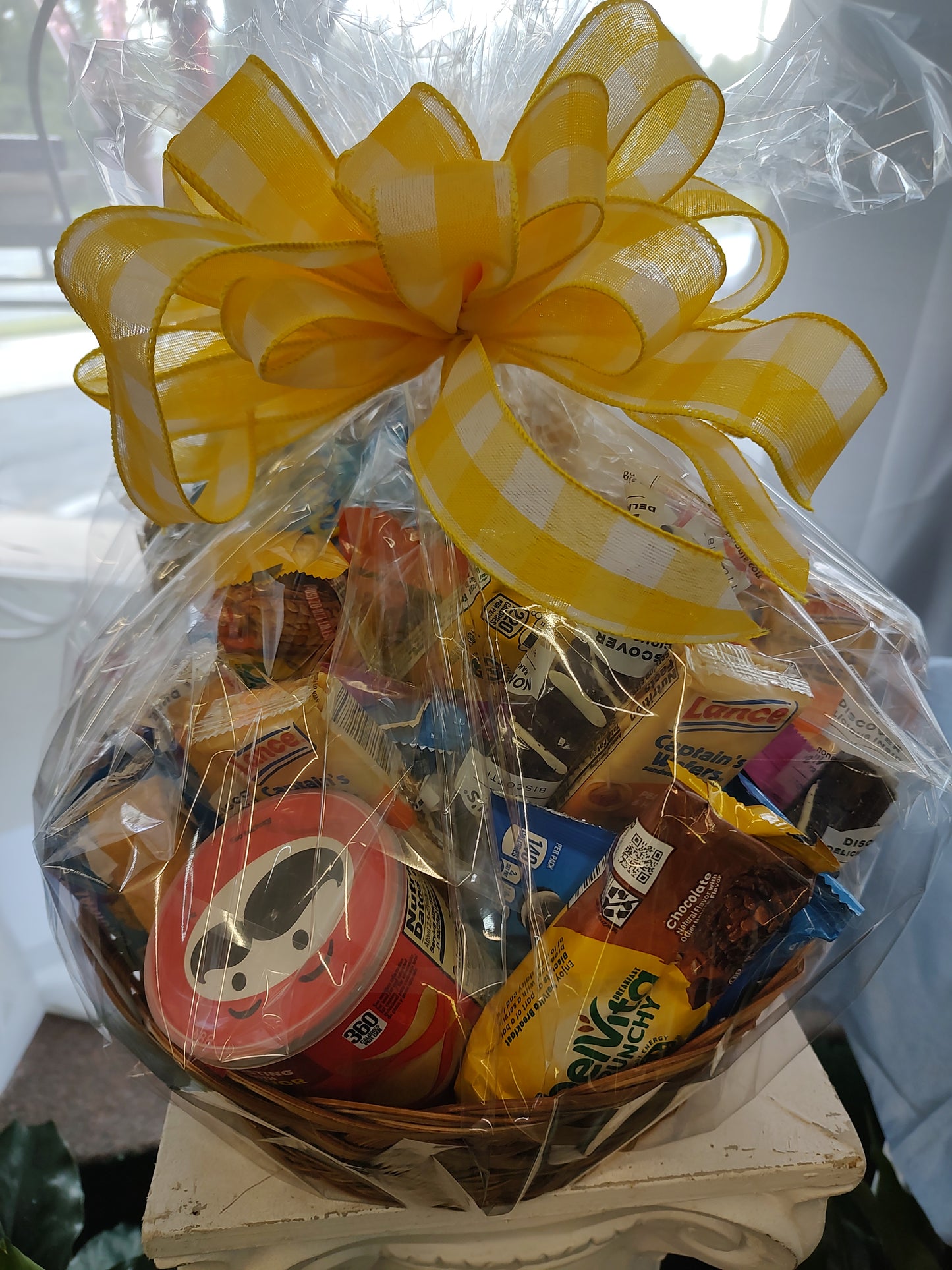 Snack basket/ crackers/ protein bar/ chip