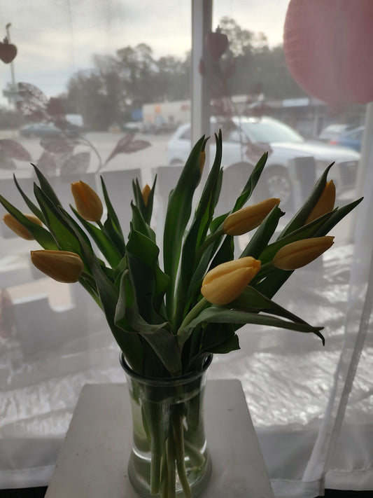 10 yellow tulips in vase