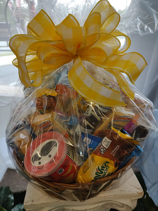 Snack basket/ crackers/ protein bar/ chip